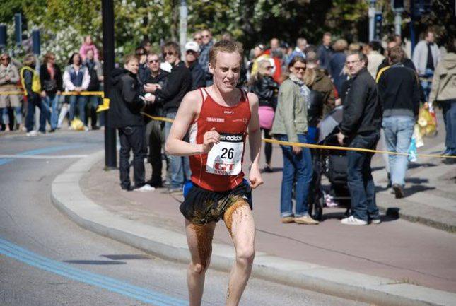 Mikaels Ekvals maratona... Autors: Testu vecis Sportisti, kuri sacensību laikā apkakājās