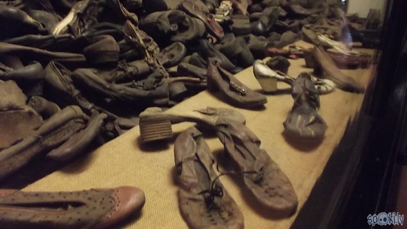 Apavi kaudze ar apaviem arī tā... Autors: Fosilija Es tur biju, es to redzēju - Aušvices koncentrācijas nometne Birkenau #1