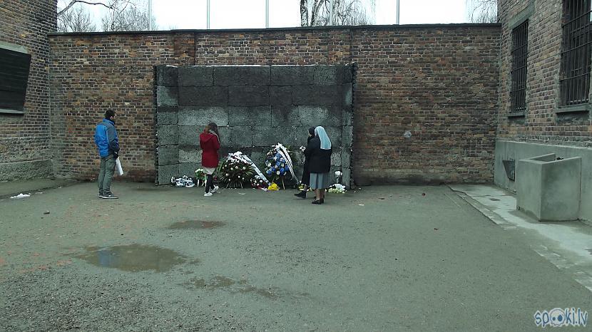 Slavenā rekonstruētā siena pie... Autors: Fosilija Es tur biju, es to redzēju - Aušvices koncentrācijas nometne Birkenau #2