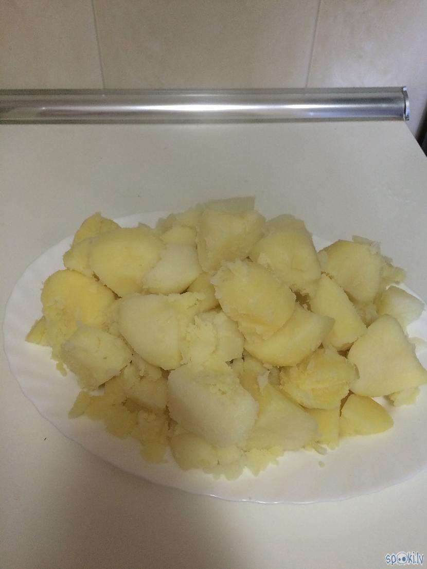 Kartupeļi izvārījušies mīksti... Autors: PrincesaChicle Ensaladilla Rusa jeb baigi daudz kartupeļu..