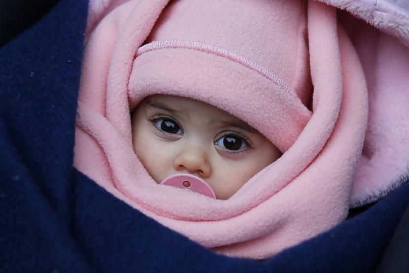 nbspBēgļi ir gan zīdaiņi gan... Autors: Heroīns14 Bēgļu straumes bargajā Balkānu ziemā.
