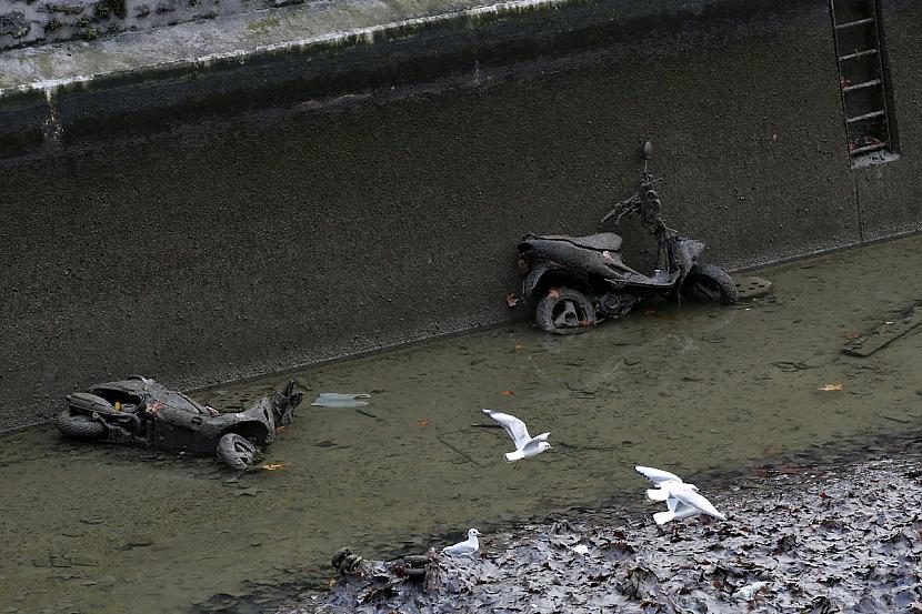 Neskaitāmi motorolleri ikdiena... Autors: Fosilija Kad viņi iztīrīja šo veco Parīzes kanālu, viņi atklāja ko pārsteidzošu!