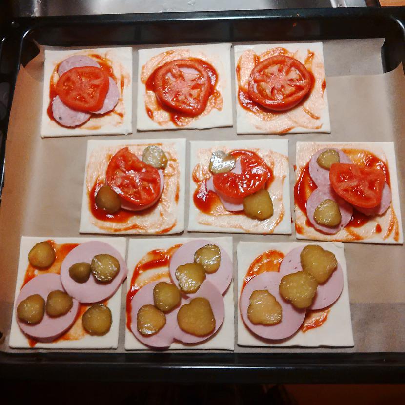 Tomātiņi un gurķīscaroni arī... Autors: Fosilija Eksperiments: Mini picas no kārtainās mīklas