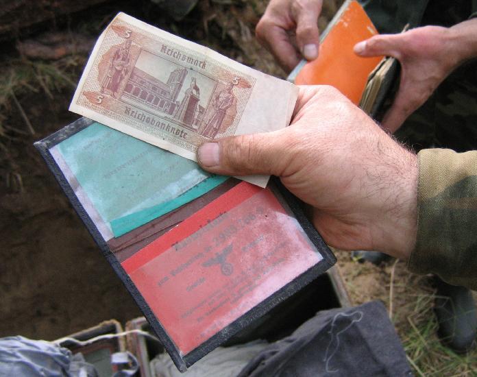 Viņi atrada Vācu Reihmarkas kā... Autors: Ļurbaks Krievijas mežos atrod vecu metāla kasti, kas ierakta dubļos.