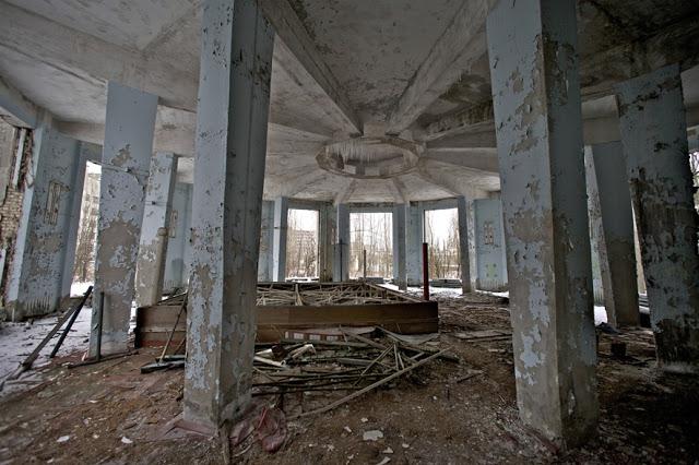 Pamesta halle Pripjatā Autors: theFOUR Vēl joprojām radioaktīvs: 30 gadi kopš Černobiļas katastrofas.