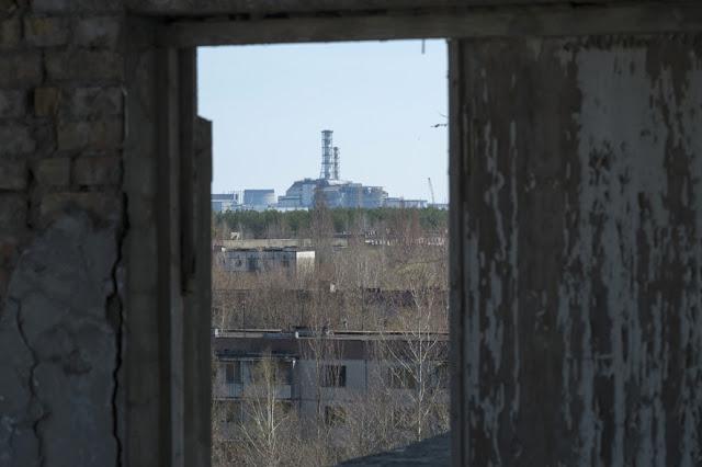 Skats uz reaktoru no Pripjatas... Autors: theFOUR Vēl joprojām radioaktīvs: 30 gadi kopš Černobiļas katastrofas.
