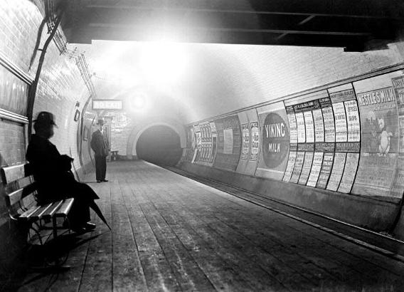 Londonas metro stacija 1920... Autors: theFOUR Vēsture bildēs - 8. daļa.