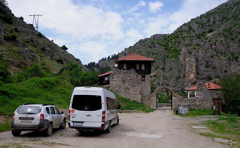 Nonākot pie klostera vārtiem... Autors: Pēteris Vēciņš Kosova 5. daļa: Kosovas tūrisma citadele - Prizrena