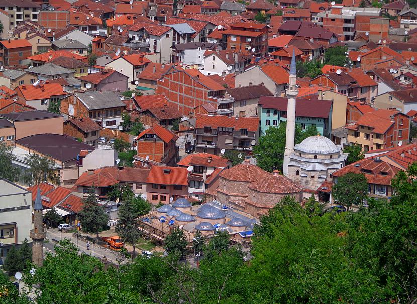 Savukārt skatoties pa labi uz... Autors: Pēteris Vēciņš Kosova 5. daļa: Kosovas tūrisma citadele - Prizrena