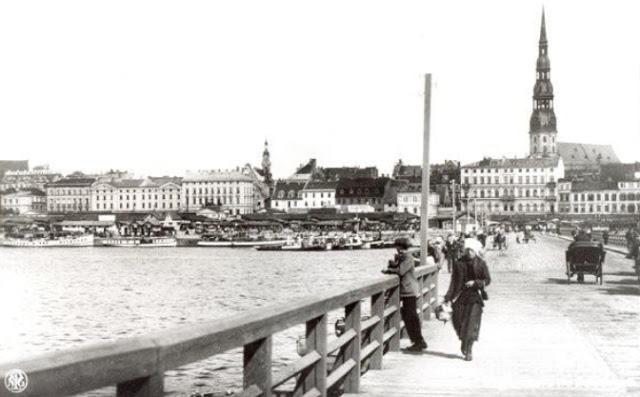 Pontonu tilts pāri Daugavai Autors: theFOUR Vietas un lietas, kuras vairs Rīgā neatradīsi.