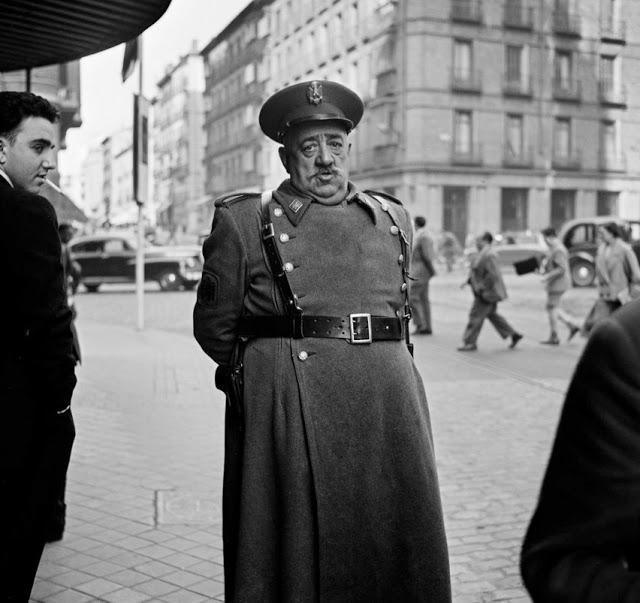 Policists Spānijā 1956... Autors: theFOUR Vēsture bildēs - 11. daļa.