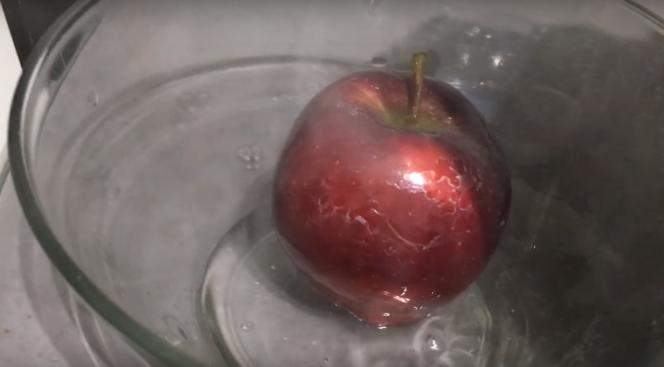 To ir grūti pamanīt ar... Autors: rukšukskrienam Kas notiek, kad Tu uzlej karstu ūdeni uz veikala āboliem?