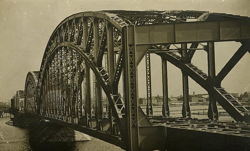 Dzelzceļa tilts dažus gadus... Autors: Fosilija Rīgas Dzelzceļa tiltam vairāk nekā 100 gadi.