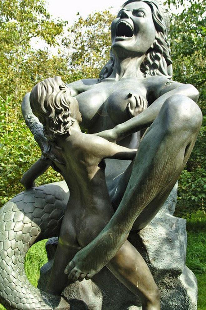 Tam seko divu personāžu... Autors: ezkins Skulptūru dārzs Īrijā, kurš izmainīs Tavu dzīvi