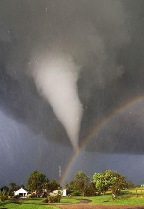 Tornado un varavīksnes... Autors: Huskijs3 Prātam neaptverami skati: paliksi ar vaļā muti!