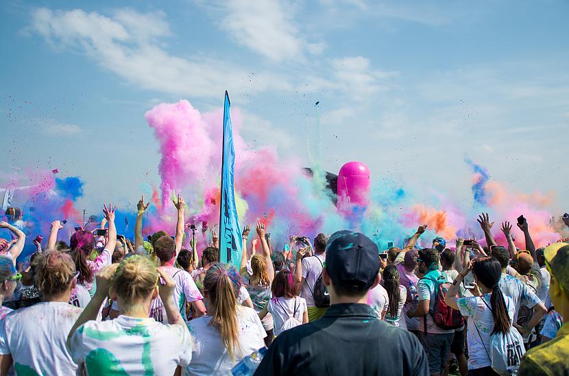 Kad maisiņi izdalīti visi... Autors: ugnotbug Color Me Rad UK - piecu kilometru skrējiens dzīves izkrāsošanai!