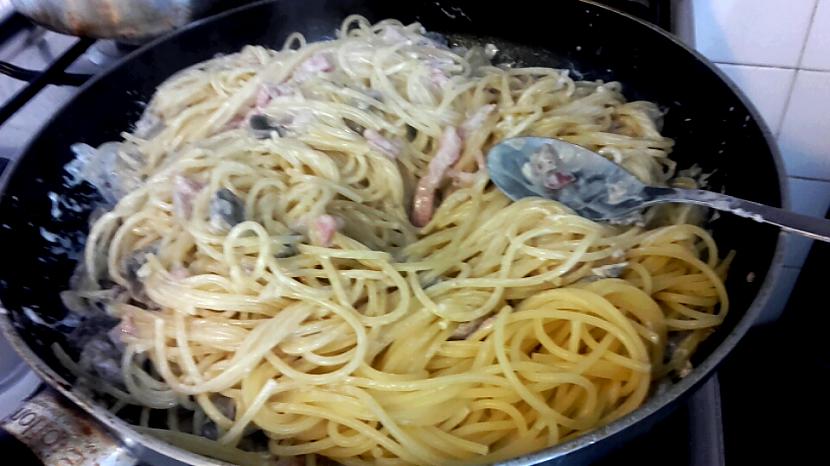 Kad spageti gatavi caurdurī... Autors: sisidraugs Spageti ar šampinjoniem un bekonu