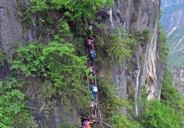 Skolnieki uzsāk ceļu mājup no... Autors: im mad cuz u bad Bērniem no Ķīnas ciemata jārāpjas kalnā, lai nokļūtu no skolas mājās