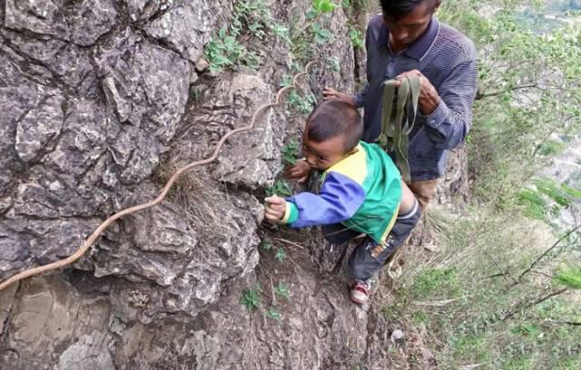 30 gadus vecais Čens Guji māca... Autors: im mad cuz u bad Bērniem no Ķīnas ciemata jārāpjas kalnā, lai nokļūtu no skolas mājās