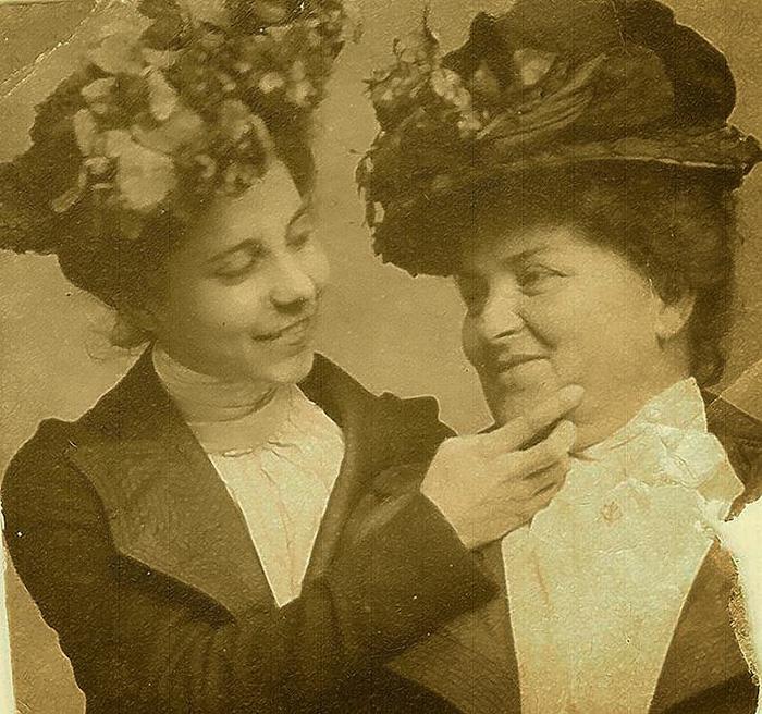 Smaidīgas sievietes Aptuveni... Autors: KALENS Reti viktoriāņu foto, kas pierāda, ka viņi nebija tik nopietni, kā Tev likās!