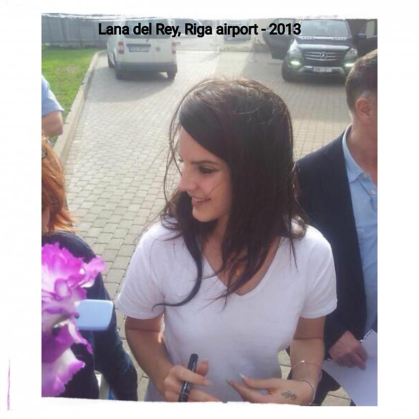 Lana del Rey sniedz autogrāfus... Autors: ghost07 13 Pasaules slavenības, kas apmeklējušas Latviju