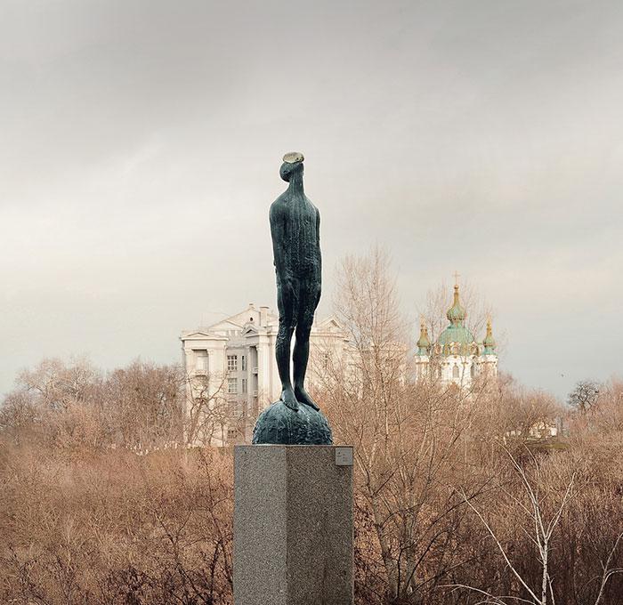 182m augstā skulptūra ir ar... Autors: matilde Skulptūra ar milzīgo pili uz vīrieša sejas Ukrainā gūst popularitāti