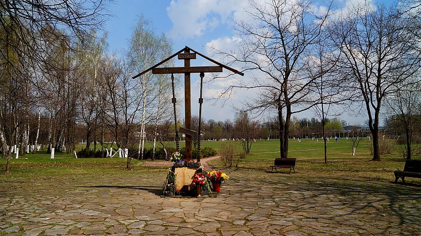  Autors: Pēteris Vēciņš Vārti, aiz kuriem vaid zeme (Butovas un Komunarkas nāves poligoni)