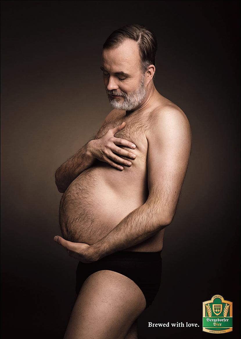 Standarta seksīgie un... Autors: matilde Vācu alus reklāmā redzami vīrieši, kuri savus alus vēderus tur kā grūtnieces