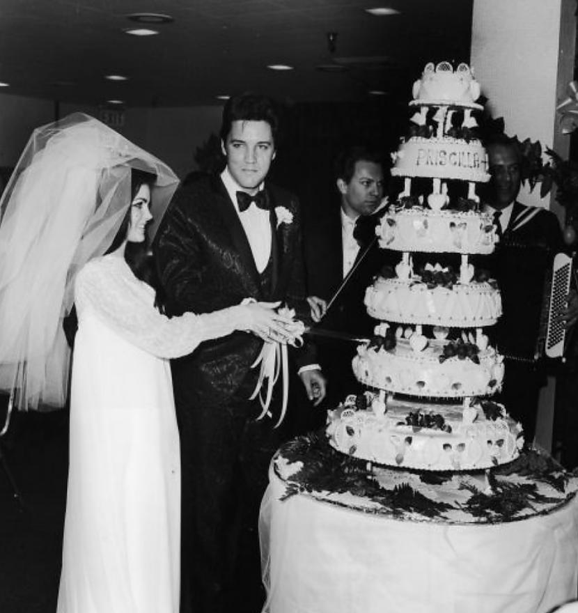 1967 Priscilla PreslijaElvisa... Autors: Volāns Unikālākās un skandalozākās slavenību kāzu kleitas