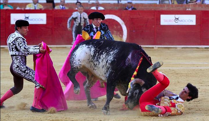 Moments kad Spānijas labākais... Autors: KALENS Spāņu labākais matadors pūļa priekšā tiek sakropļots līdz nāvei
