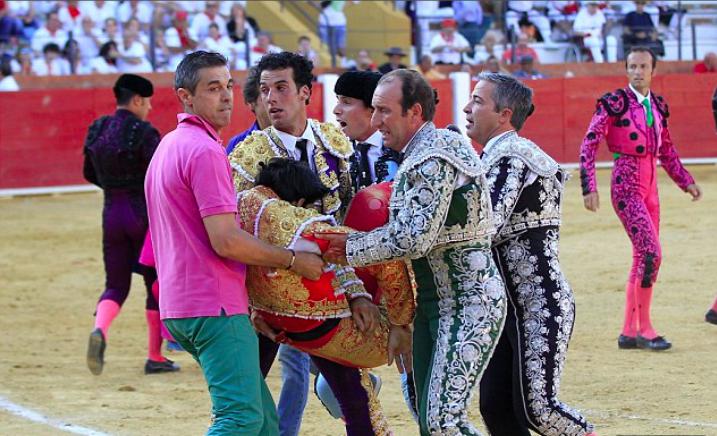 Barrio aizveda uz slimnīcu... Autors: KALENS Spāņu labākais matadors pūļa priekšā tiek sakropļots līdz nāvei