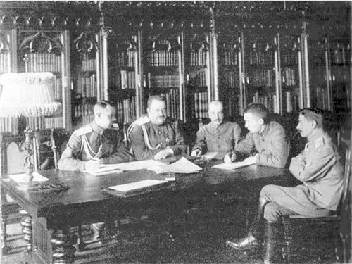 Sākot ar marta beigām cara un... Autors: Raziels 1917. gada oktobra apvērsums - kā boļševiki ieņēma Krievijas cara pili.