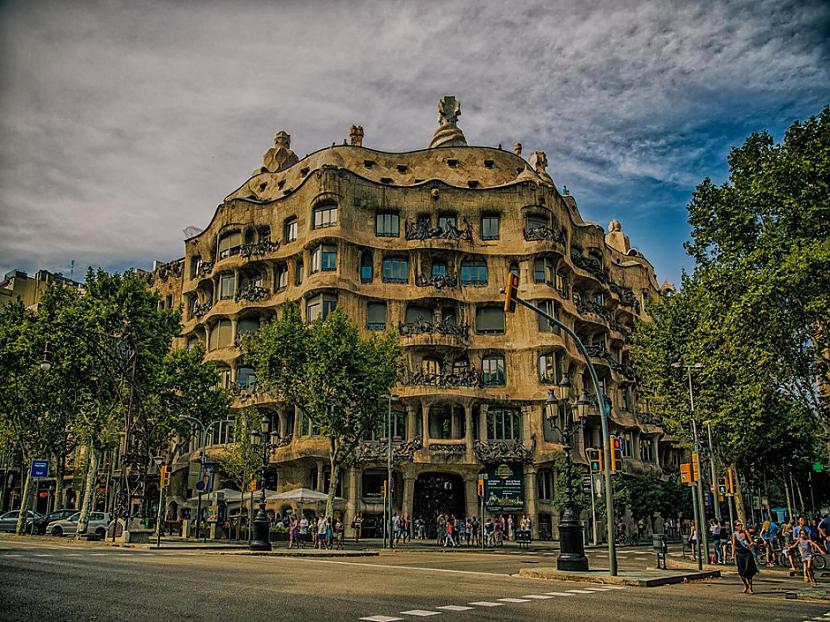 Casa Mila Barselona Spānija Autors: sfinksa Aizraujoši tūrisma objekti pasaulē