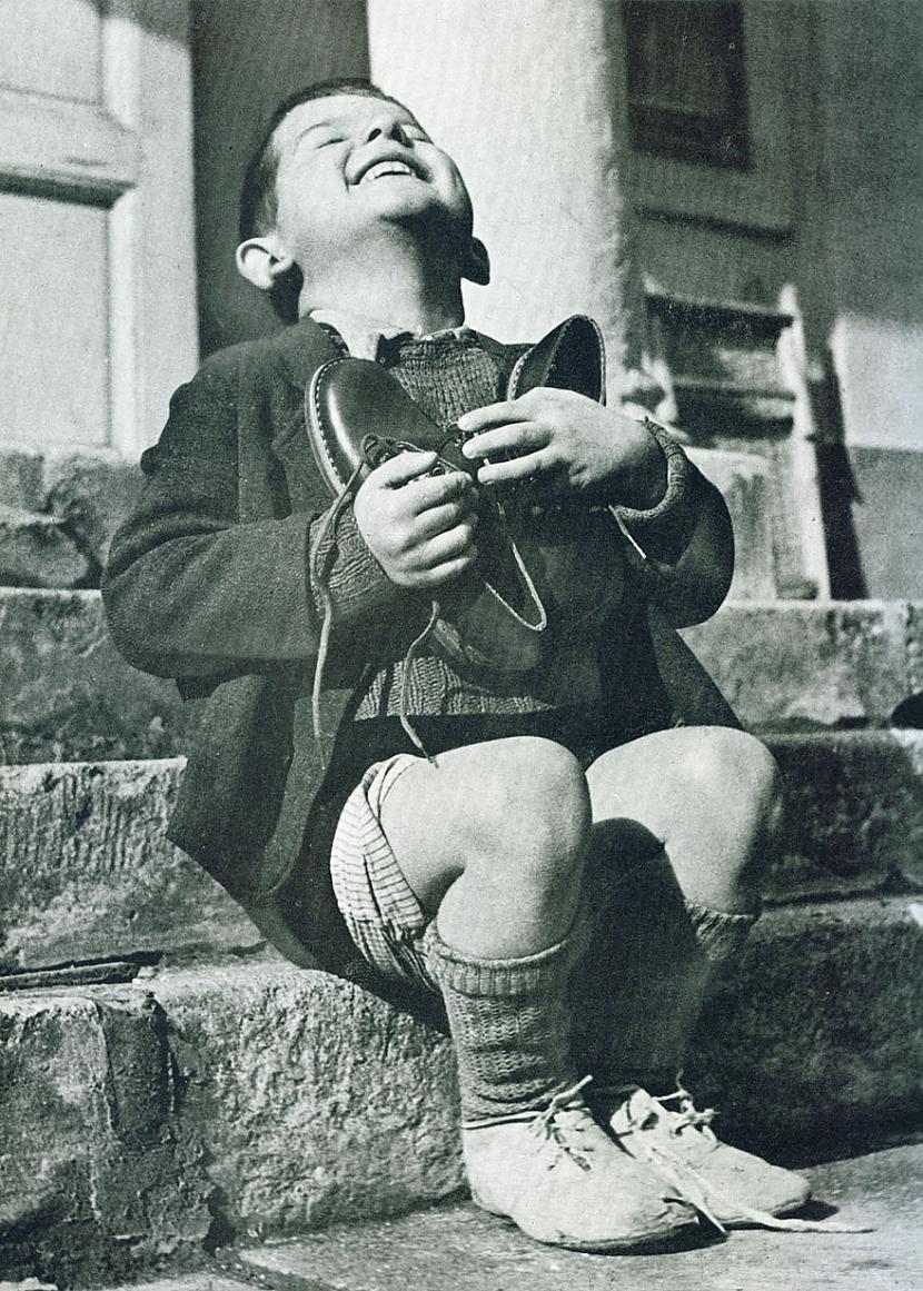 Austriescaronu puisēns saņem... Autors: matilde 18+ retas vēstures fotogrāfijas, kuras Tu, iespējams, nekad neesi redzējis