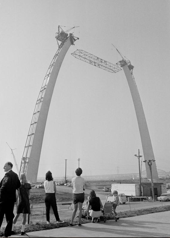 Rietumu vārti Sentluisa 1965g... Autors: Lestets Pasaules ikoniskās būves pirms to pabeigšanas