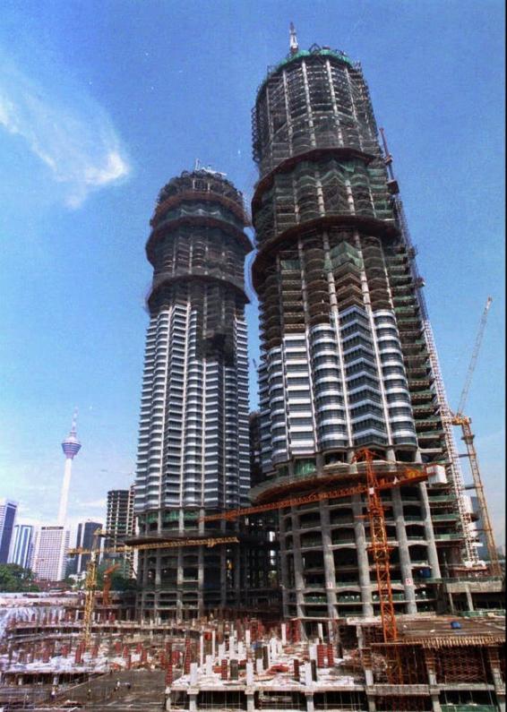 Petronas dvīņu torņi 1995g... Autors: Lestets Pasaules ikoniskās būves pirms to pabeigšanas
