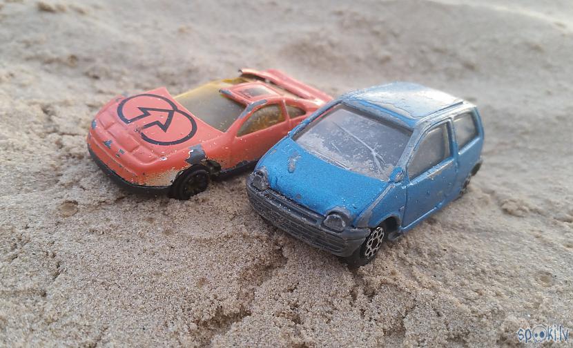 Divi auto uzreiz Autors: pyrathe Daži vakari pludmalē ar metāla detektoru  #3