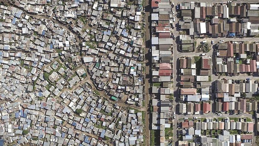 ldquoEs varu pateikt ka tā... Autors: MrLatviskais Drons nofotografē Keiptaunas zonas, kur dalās pilsētas bagātā un nabadzīgā daļa