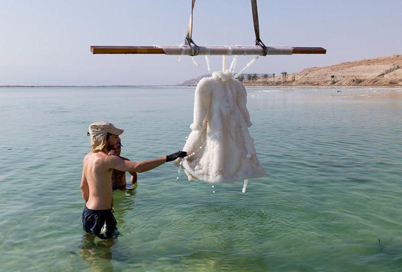 Ar scaronī projekta palīdzību... Autors: matilde Kas notiks ar kleitu, ja to iegremdēs Nāves jūrā un atstās tur uz 2 gadiem?