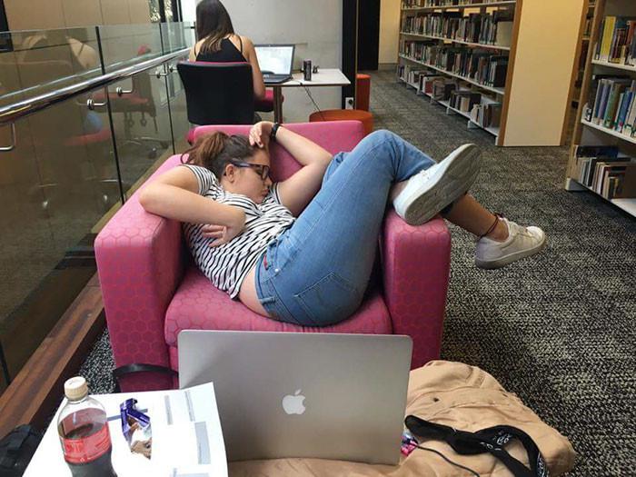 Pārmācījusies nogurusī... Autors: Lords Lanselots Meitene aizmiga bibliotēkā un nemaz nenojauta, kas notiks tālāk...