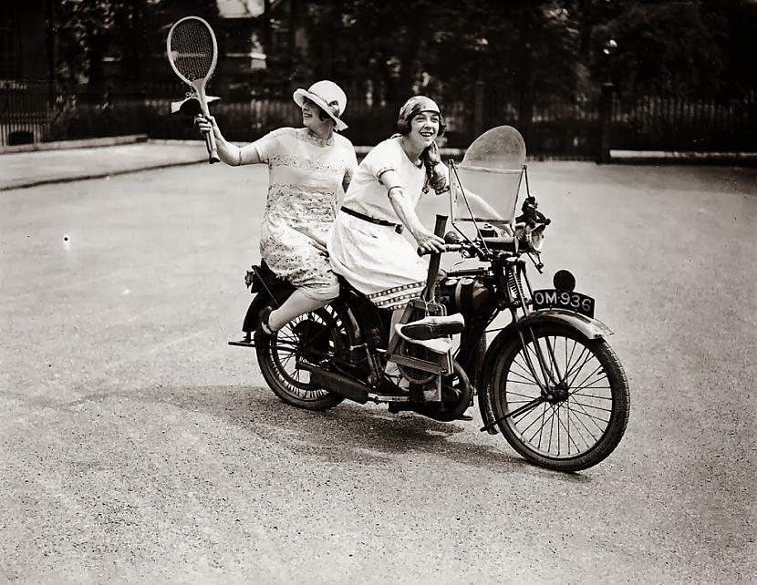 Divas sievietes gatavojas... Autors: Sanna Sievietes: Simts gadu uz motocikla