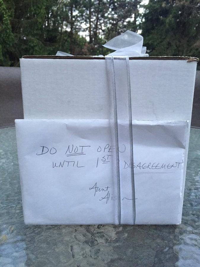 nbspBalta kastīte no Keitijas... Autors: Svētdiena Šis pāris gaidīja 9 gadus, lai atvērtu savu kāzu dāvanu