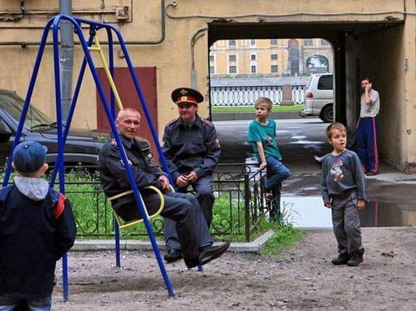  Autors: Mao Meow Atvainojiet, bērni, šīs ir operatīvās šūpoles - tikai policijas vajadzībām!