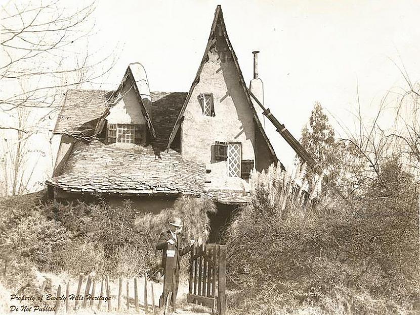 Scaronāds ir ēkas kopskats... Autors: DustySpringfield No Helovīniem cienīgas "Raganas mājas" līdz pasaku namiņam dzīvošanai.