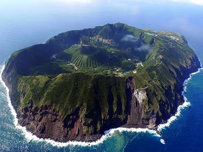 Vulkāniskās izcelsmes sala... Autors: Ciema Sensejs Dzīve vulkāna krāterī (kalderā)