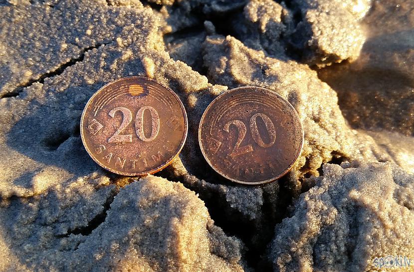 Divas 20 santīmu monētas ... Autors: pyrathe Dažas pastaigas pa pludmali ar metāla detektoru (oktobris)