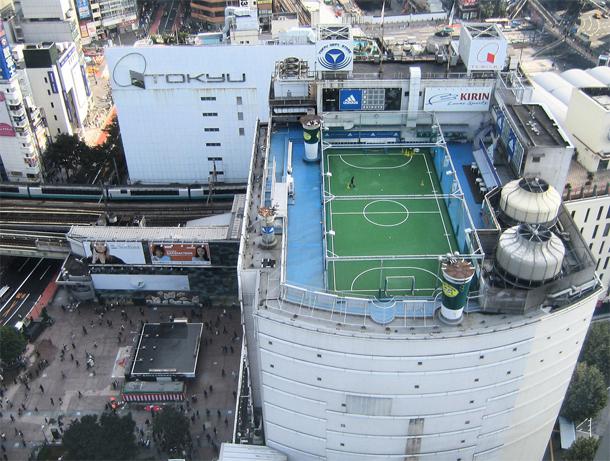 Mini futbola laukums uz ēkas... Autors: Ciema Sensejs Savdabīgie sporta laukumi