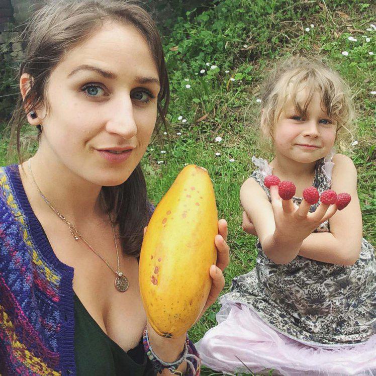 Tas ir tikai dabiski ka ja tu... Autors: matilde Vegāne, kura savu 5 gadus veco meitu baro TIKAI ar svaigiem augļiem un dārzeņiem