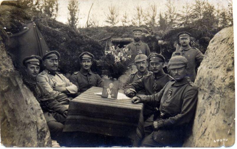 Landvēra virsnieki apkārt... Autors: Lestets Retas bildes no 1. pasaules kara ierakumiem