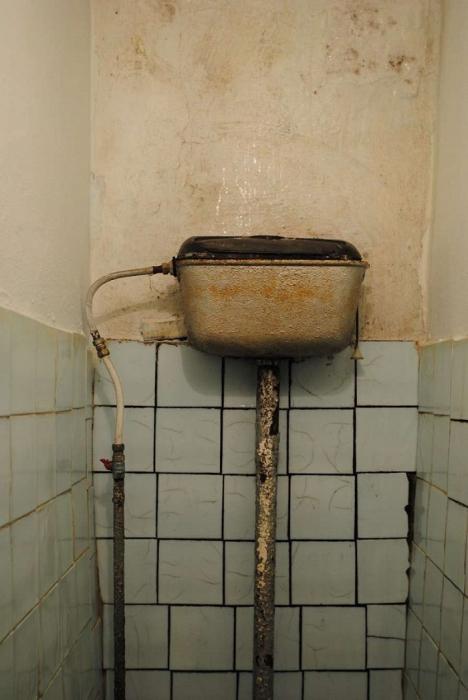 Starp citu tiescaroni scaronī... Autors: _marks_1 Kam ir nepieciešamas divas pogas uz tualetes poda ūdens rezervuāra?
